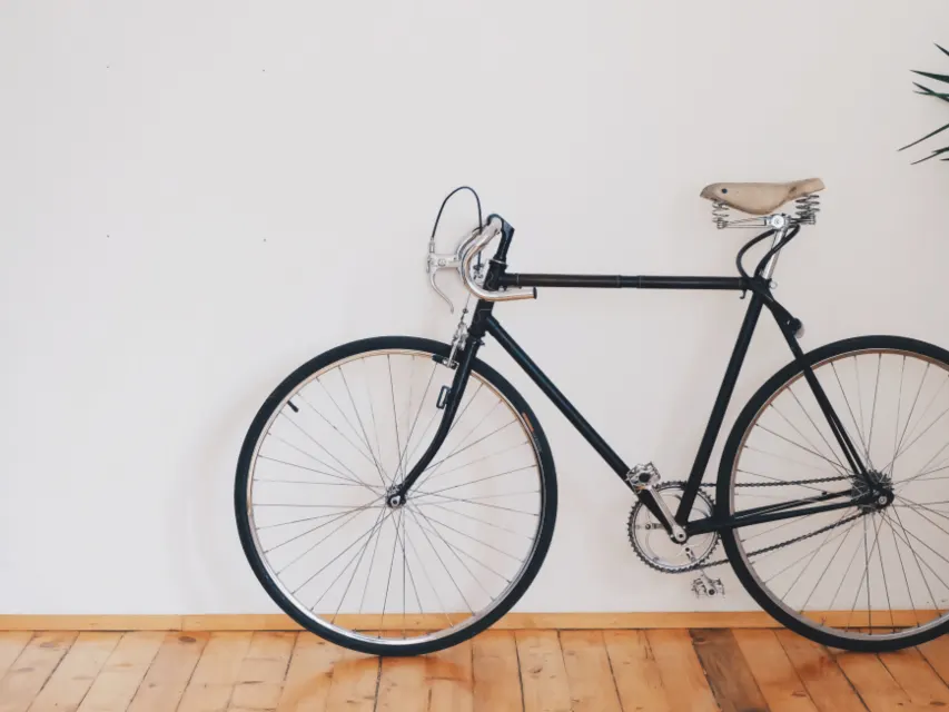 Bicicleta encostada em parede clara